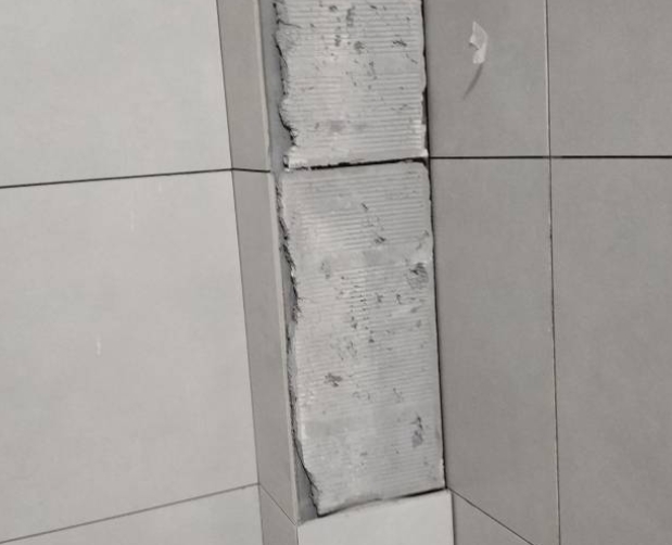 绍兴市瓷砖空鼓维修公司分享下瓷砖施工前基层浇水润湿程度不足，可能导致以下问题